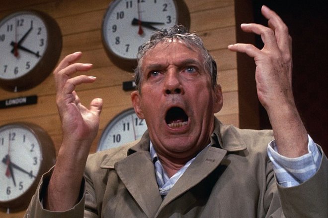 «Το Δίκτυο» (Network, 1976) του Σίντνεϊ Λιουμέτ  Ο τηλεοπτικός πολιτισμός είναι γυμνός. Με επίκεντρο την εξωφρενικά ανταγωνιστική κουλτούρα των ΜΜΕ, μια ταινία που καθρεφτίζει, με ανάλογα εξωφρενική έ