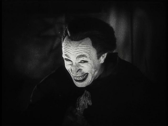 «The Man Who Laughs» (1928) του Πολ Λένι  Η αρχή όλων, όχι μόνο για τον συγκεκριμένο «Τζόκερ» αλλά για τη δημιουργία του ήρωα από τους σχεδιαστές του κόμικ που είδαν στην ταινία του Πολ Λένι, μια από 