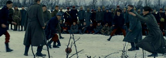 «Καλά Χριστούγεννα» (Joyeux No&#235;l, 2005) του Κρίστιαν Κάριον  Μια από εκείνες τις ιστορίες ανθρώπων που συνταράζουν επισημαίνοντας το παράλογο του πολέμου. Τα Χριστούγεννα του 1914, τα πρώτα Χριστ