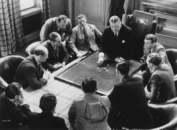 «The Arsenal Stadium Mystery» (1939) του Θόρολντ Ντίκινσον  Ένα ματς της Άρσεναλ ξεκινά στο Χάιμπουρι (γυρίσματα και στο ιστορικό γήπεδο της ομάδας) κι ένα παίκτης πέφτει νεκρός. Ποδοσφαιρικό whodunit