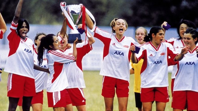 «Κάν’το Όπως ο Μπέκαμ» (Bend It Like Beckham, 2002) της Γκουρίντερ Τσάντα Κλασικό, αγαπημένο και μεγάλη, αναλογικά, κινηματογραφική επιτυχία από την σκηνοθέτιδα του πρόσφατου «Blinded by the Light»,