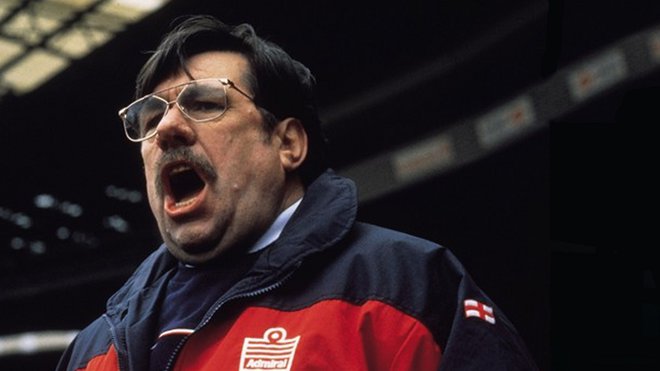 Mike Bassett: Απατεώνας ή Ιδιοφυία; (Mike Bassett: England Manager, 2001) του Στιβ Μπάρον Ο ελληνικός τίτλος χάνει εντελώς το νόημα αυτού του εξωφρενικά αστείου ψευτοντοκιμαντέρ πάνω στην ιστορία ενό