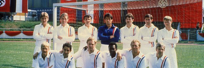 «Η Μεγάλη Απόδραση των 11» (Victory, 1981) του Τζον Χιούστον  Μια από τις ταινίες που οι 35+ ποδοσφαιρόφιλοι έχουν λιώσει σε κάθε φορμά, με άνεση μια από τις χειρότερες ταινίες του Χιούστον αλλά και μ