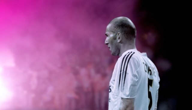 Zidane: A 21st Century Portrait (2006) των Ντάγκλας Γκόρντον και Φιλίπ Παρενό  Για τα 90 ολόκληρα λεπτά ενός αγώνα θα δεις το ποδόσφαιρο σαν αυτό που είναι -μια δυσκολότατη φυσικοπνευματική άσκηση εκτ