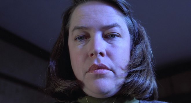 «Misery» (1990) του Ρομπ Ράινερ  Από το μυαλό του Στίβεν Κινγκ, στο χαρτί του βιβλίου του και από ‘κει στην οπτικοποίηση του πιο διαδεδομένου (και δεδομένου) εφιάλτη κάθε συγγραφέα: την παρανοϊκή εκδή