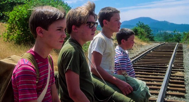 «Στάσου Πλάι μου» (Stand By Me, 1986) του Ρομπ Ράινερ  Όσα αγόρια μεγάλωσαν το  80 δεν θα μετακινήσουν ποτέ τούτο εδώ από το Νο 1 των ταινιών ενηλικίωσης. Η αγοροπαρέα, η φαντασίωση της περιπέτειας αλ