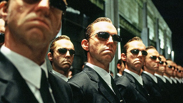 Διαγραφή του Agent Smith: O Χιούγκο Γουίβινγκ δε θα βρίσκεται στο νέο «Matrix»