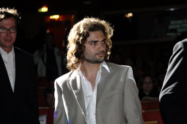 Η προβολή του «PVC-1» έχει μόλις τελειώσει στις Κάννες και ο Σπύρος Σταθουλόπουλος, συγκινημένος, σηκώνεται για να ευχαριστήσει το κοινό.
