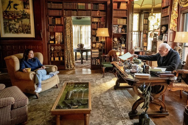 «Στα Μαχαίρια» (2019) του Ράιαν Τζόνσον, Σκηνογραφία: Ντέιβιντ Κρανκ, Ντέιβιντ Σλέσιντζερ