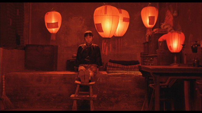 «Σήκωσε τα κόκκινα φανάρια» (1991) του Ζαν Γιμού, Σκηνογραφία: Τζουπίνγκ Κάο