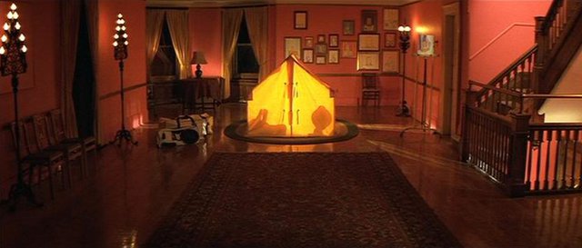 «Οικογένεια Τενενμπάουμ» (2001) του Γουές Άντερσον, Σκηνογραφία: Ντέιβιντ Γουάσκο 