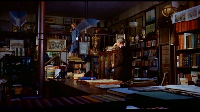 «Vertigo» (1958) - Μετά από μία επίσκεψη στο βιβλιοπωλείο Argosy ο Σκότι μαθαίνει την τραγική ιστορία της Καρλότα και βυθίζεται στον «ίλιγγο» μιας πλεκτάνης.