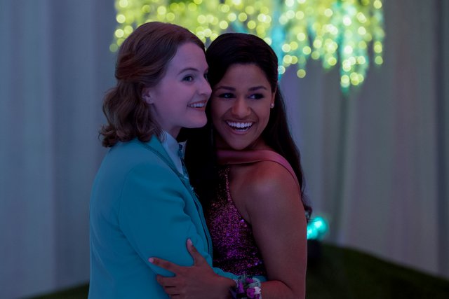 Ένα all-star καστ υπόσχεται λάμψη και υπερηφάνεια στο νέο τρέιλερ «The Prom»
