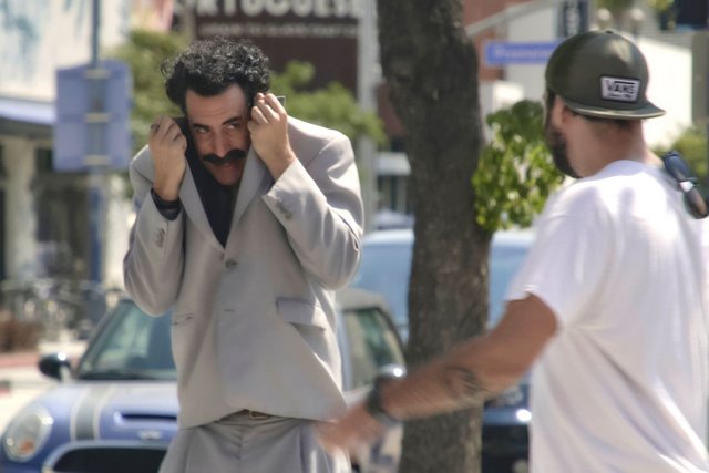 Η εύκολη πρόσβαση στον Λευκό Οίκο και το παρ' ολίγον ξύλο: Οι κομμένες σκηνές του «Borat 2»