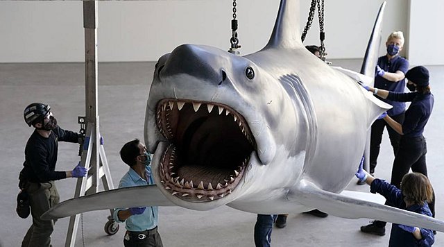 Bruce rules: Δείτε τον καρχαρία του «Jaws» να παίρνει τη θέση του στο Μουσείο της Ακαδημίας