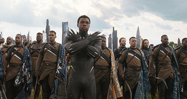 Η Disney τιμά τον Τσάντγουικ Μπόουζμαν αλλάζοντας το σήμα της Marvel στο «Black Panther» 