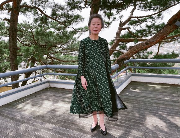 Μόδα «εσωτερικών» χώρων: Το κόκκινο χαλί των Βραβείων του Σωματείου Ηθοποιών 2021