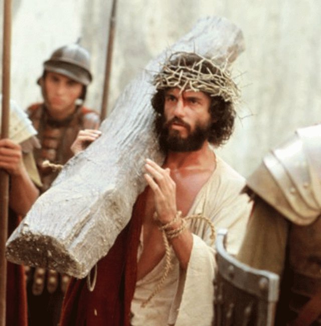 Κρις Σαράντον στο «The Day Christ Died» (1980) του Ντέιβιντ Σέλαν Τζόουνς