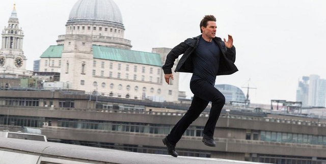 Μια μέρα στη δουλειά: Ο Τομ Κρουζ κρέμεται από ένα τρένο στο 7ο «Mission Impossible»