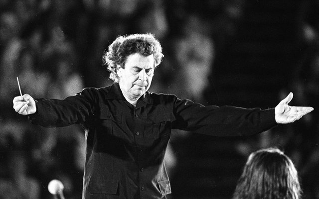 «Ο Θεοδωράκης στη μεγάλη οθόνη»: Αφιέρωμα για τα 100 χρόνια από τη γέννηση του μεγάλου Έλληνα συνθέτη στην Ταινιοθήκη