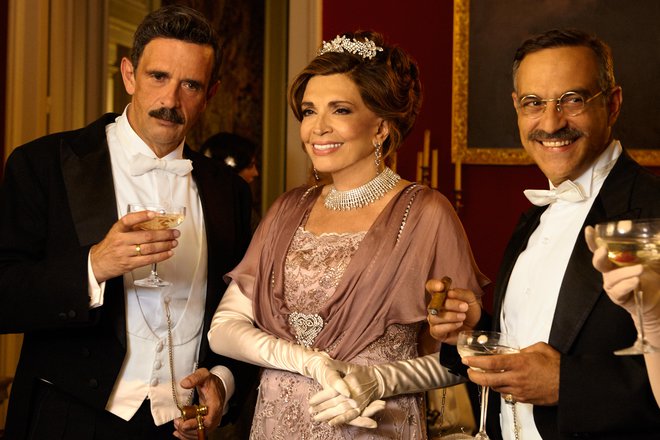 Επίσημη αφίσα και νέες φωτογραφίες από το «Σμύρνη μου Αγαπημένη» του Γρηγόρη Καραντινάκη