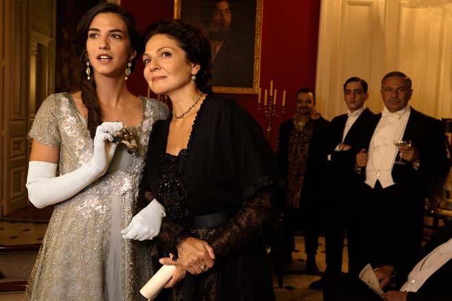 Επίσημη αφίσα και νέες φωτογραφίες από το «Σμύρνη μου Αγαπημένη» του Γρηγόρη Καραντινάκη