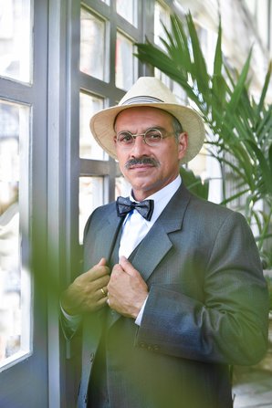 Επίσημη αφίσα και νέες φωτογραφίες από το «Σμύρνη μου Αγαπημένη» του Γρηγόρη Καραντινάκη