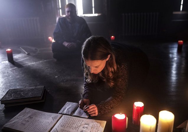 «A Dark Song»(2016)  Mια γυναίκα κι ένας άντρας κλείνονται σε απομονωμένη κατοικία για έξι μήνες, προκειμένου να φέρουν εις πέρας τελετή αποκρυφισμού. Λεπτομερέστατο ως προς το σκέλος της διαδικασίας