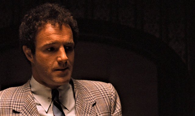 Τσαντίλας στην οθόνη, τσαντίλας και στη ζωή: Γιατί ο Τζέιμς Κάαν έφυγε από την πρώτη προβολή του «Νονού»;