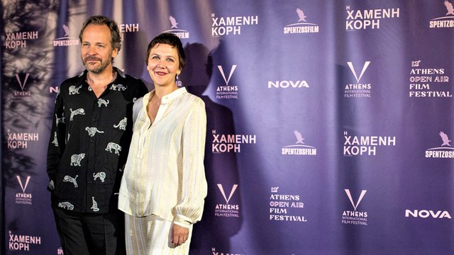 ​Η Μάγκι Τζίλενχαλ και ο Πίτερ Σάρσγκαρντ στην επίσημη έναρξη του 12ου Athens Open Air Film Festival