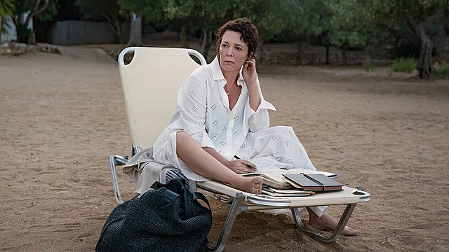 Ταινία της Εβδομάδας: Ρόλοι, πόθοι, ήττες και συμφιλίωση στην «Χαμένη Κόρη» της Μάγκι Τζίλενχαλ