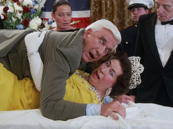 Τζανέτ Τσαρλς (Naked Gun, 1987) Tι έγινε εδώ, δεν την είδαμε πριν λίγο αυτή; Η Τζανέτ Τσαρλς υποδύθηκε τη βασίλισσα αρκετές φορές στην καριέρα της, λόγω της ομοιότητάς της, κυρίως σε φαρσοκωμωδίες. Εδ