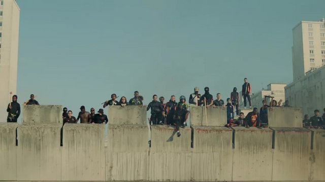 Αγριεμένο θέαμα, λίγη ουσία και ιδεολογία μπάχαλο στην «Athena» του Ρομέν Γαβρά