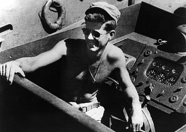 Ο Τζέιμς Γκρέι στο τιμόνι ενός ειδικού biopic για την ηρωική στρατιωτική νεότητα του Τζον Κένεντι