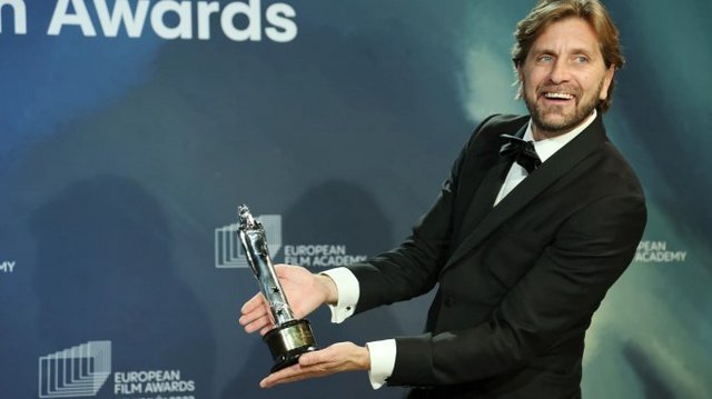 Το «Τρίγωνο της Θλίψης» σάρωσε τα Ευρωπαϊκά Βραβεία Κινηματογράφου