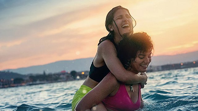 Ξεκίνησε η δίκη της Σάρα Μαρντίνι των «Swimmers» του Netflix