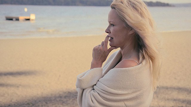 Η Πάμελα Άντερσον θα παίξει στη νέα ταινία του Κορνέλ Μούντρουτσο
