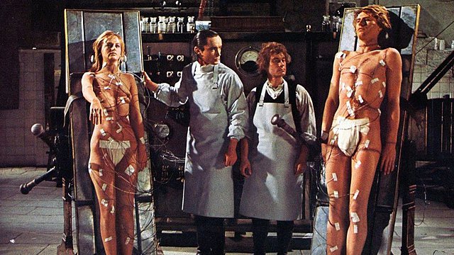 «Andy Warhol’s Flesh for Frankenstein»: Μια από τις πιο εξωφρενικές ταινίες των 70s σε επετειακή 3D προβολή από το Midnight Express 