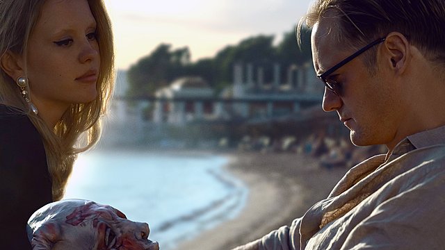 Ο Μπράντον Κρόνενμπεργκ μιλάει για το προσθετικό πέος του Αλεξάντερ Σκάρσγκαρντ στο «Infinity Pool»