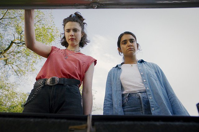 Τρέιλερ για το υποσχόμενο «Drive-Away Dolls» σόλο ντεμπούτο του Ίθαν Κοέν 