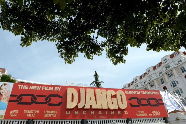 Και ο Django του Ταραντίνο σέρνει την αλυσίδα του μέχρι την Κυανή Ακτή