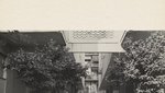 Ο Γιώργος Λάνθιμος και η Έμα Στόουν σε μία ανατρεπτική, φωτογραφική βόλτα στον Πειραιά (και όχι μόνο)