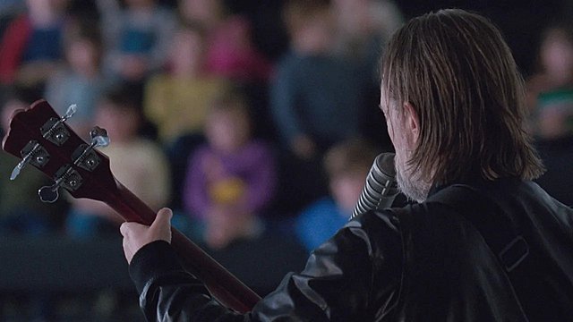 Μουσικό βίντεο: Ο Πολ Τόμας Άντερσον ξανασκηνοθετεί την παλιοπαρέα των Τομ Γιορκ και Τζόνι Γκρίνγουντ