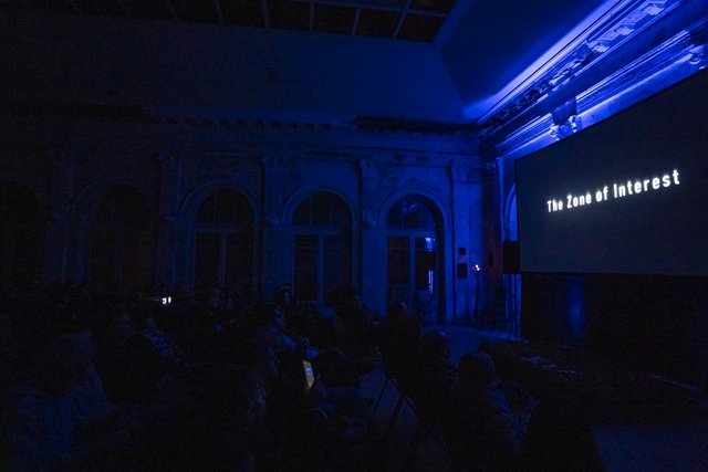 Η συνταρακτική «Ζώνη Ενδιαφέροντος» σε μια αξέχαστη Νύχτα Πρεμιέρας στο Ξενοδοχείο Μπάγκειον