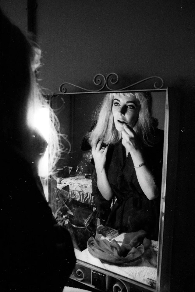 Η Ελίζαμπεθ Τέιλορ σε φωτογραφικό session το 1963, μετά ξανθιάς περούκας 
