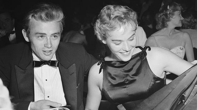 Ο Τζέιμς Ντιν και η Ούρσουλα Άντρες το 1955, έναν μόλις μήνα πριν τον τραγικό θάνατο του πρώτου