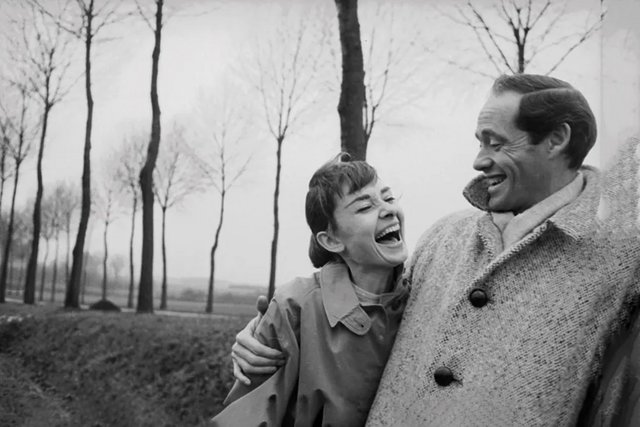 Η Όντρεϊ Χέμπορν και ο Μελ Φερέρ σε εξοχικό σημείο λίγο έξω από το Παρίσι το 1956