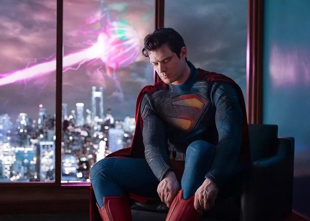 «... έβαλε τα ρούχα του αλλιώς»: Πρώτη φωτογραφία του Ντέιβιντ Κόρενσγουετ ως «Superman» του Τζέιμς Γκαν