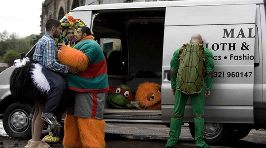 FOUR LIONS / ΤΕΣΣΕΡΙΣ ΛΕΟΝΤΕΣ