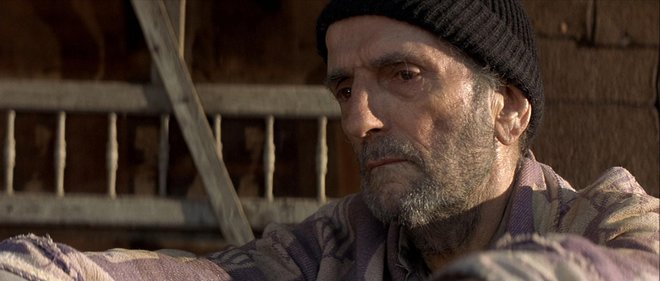 O φακός αφήνει τον έναστρο ουρανό και κατεβαίνει στη Γη κι ένας δημιουργός που έβλεπε τον κόσμο τεθλασμένα, θα ακολουθήσει ευθεία γραμμή, για να κοιτάξει με τα νοτισμένα γαλάζια μάτια του καρατερίστα